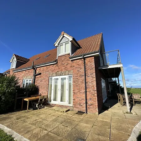 Sunrise View - Balcony And Seaview - Part Of The The Bay Filey Village With Pool, Gym And Direct Access, Pub, Restaurant, Tennis And Meadows Walks