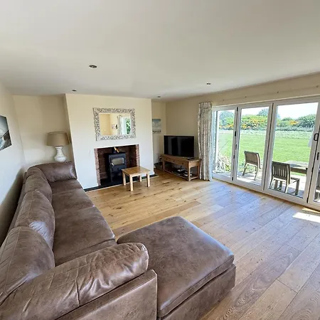 Sunrise View - Balcony And Seaview - Part Of The The Bay Filey Village With Pool, Gym And Direct Access, Pub, Restaurant, Tennis And Meadows Walks Reighton
