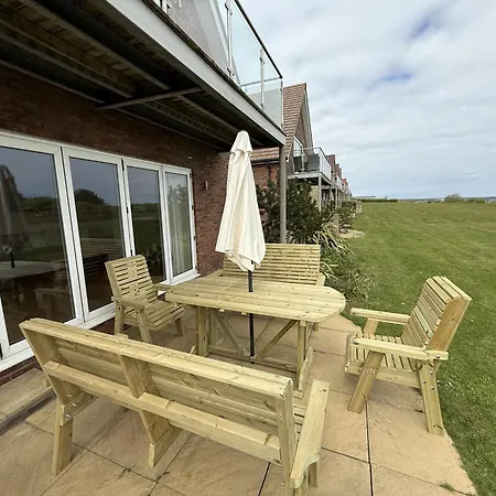 Sunrise View - Balcony And Seaview - Part Of The The Bay Filey Village With Pool, Gym And Direct Access, Pub, Restaurant, Tennis And Meadows Walks *