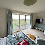 Sunrise View - Balcony And Seaview - Part Of The The Bay Filey Village With Pool, Gym And Direct Access, Pub, Restaurant, Tennis And Meadows Walks بيت للعطل Reighton