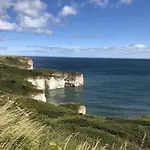 Sunrise View - Balcony And Seaview - Part Of The The Bay Filey Village With Pool, Gym And Direct Access, Pub, Restaurant, Tennis And Meadows Walks بيت للعطل Reighton