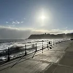 Sunrise View - Balcony And Seaview - Part Of The The Bay Filey Village With Pool, Gym And Direct Access, Pub, Restaurant, Tennis And Meadows Walks *