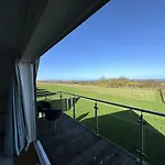 Sunrise View - Balcony And Seaview - Part Of The The Bay Filey Village With Pool, Gym And Direct Access, Pub, Restaurant, Tennis And Meadows Walks بيت للعطل *