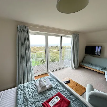 Sunrise View - Balcony And Seaview - Part Of The The Bay Filey Village With Pool, Gym And Direct Access, Pub, Restaurant, Tennis And Meadows Walks بيت للعطل Reighton