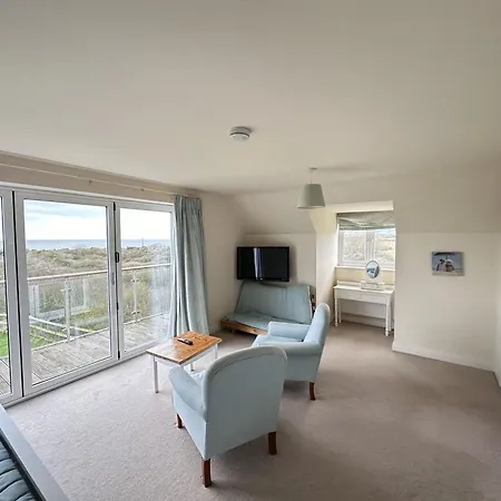 Sunrise View - Balcony And Seaview - Part Of The The Bay Filey Village With Pool, Gym And Direct Access, Pub, Restaurant, Tennis And Meadows Walks *