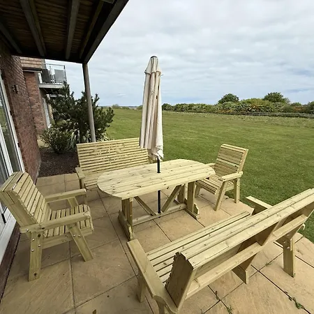 Sunrise View - Balcony And Seaview - Part Of The The Bay Filey Village With Pool, Gym And Direct Access, Pub, Restaurant, Tennis And Meadows Walks Дом отдыха
